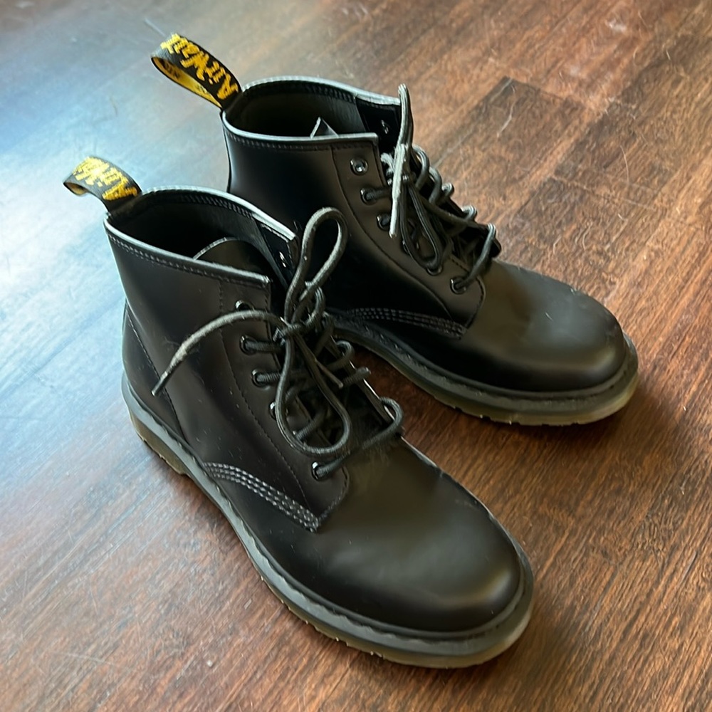 Dr. Martens 101 6 Eye Boots